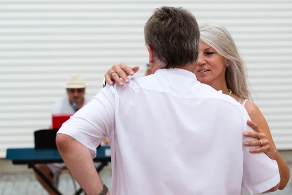 Couple dancing to a solo entertainer