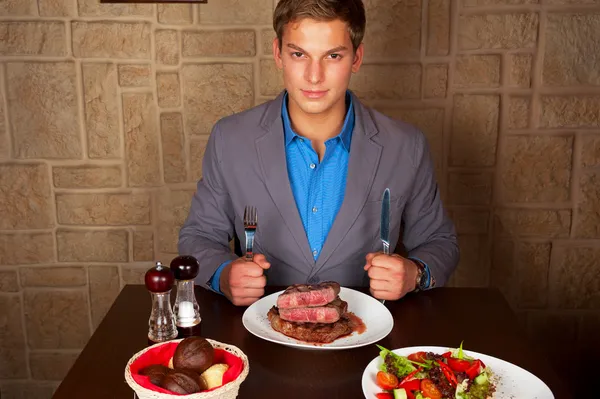 吃牛排 - 图库照片olinchuk#14100154