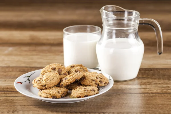 Fresh healthy milk and cookies — Stock Photo #14072215