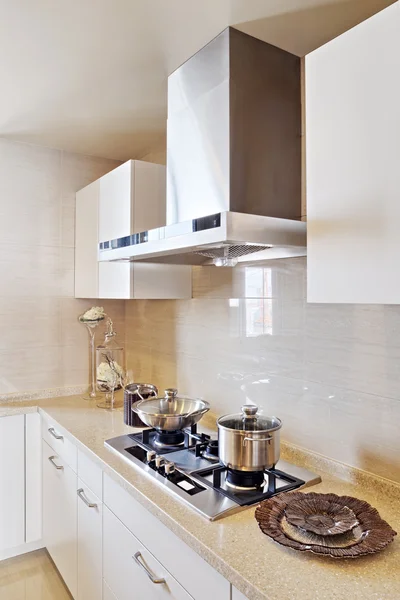 Moderne witte keuken, schoon interieur design — stockfoto ...