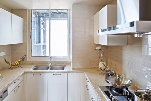 Moderne witte keuken, schoon interieur design — stockfoto ...