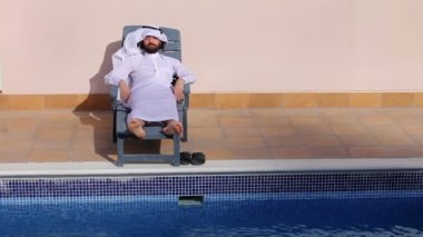 沙特阿拉伯人享受酒店游泳池 - 图库视频影像 