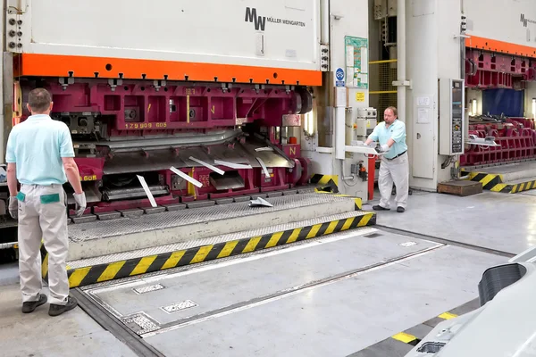 Operating workers on hydraulic press