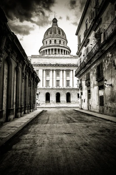 Grungy black and white image of Havana