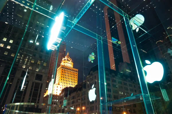 NEW YORK - AVRIL 01: Apple Store sign on Fifth Avenue. The store