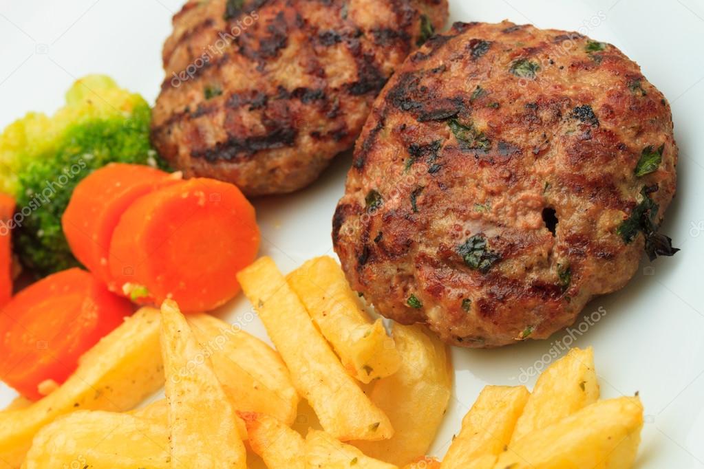 Griechische Bifteki mit Pommes frites