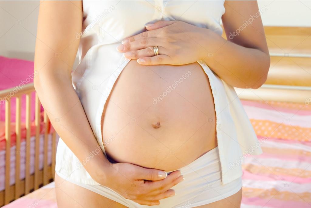 http://st.depositphotos.com/1008709/3082/i/950/depositphotos_30829783-Pregnant-woman-in-her-room---heart.jpg