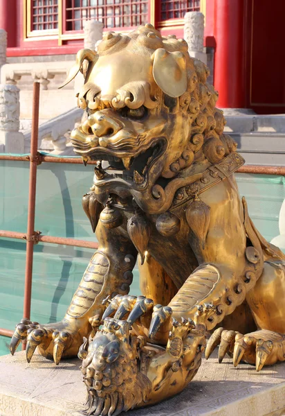 在紫禁城里的青铜龙雕像。北京中国 - 图库照片