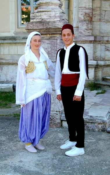 土耳其男孩和女孩从马其顿民族服装 - 图库社论