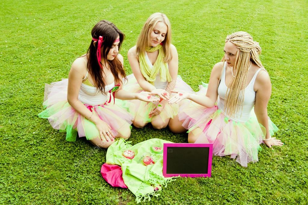 GRUPO DE TRES CHICAS grupo de tres chicas:
