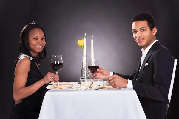 浪漫情侣敬一杯红酒 - 图库照片AndreyPopov#