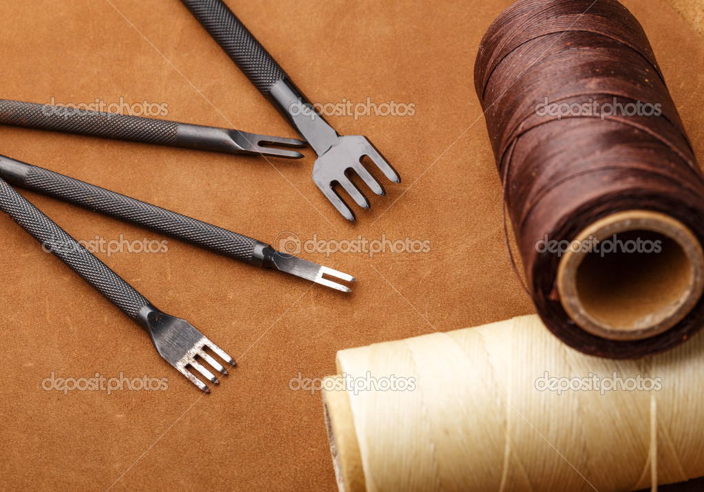 Ferramenta de artesanato de couro feitosà m u00e3o u2014 Fotografias de Stock u00a9 leungchopan #29863093 Armario Com Chave Pequeno ~ Ferramenta de artesanato de couro feitosà m u00e3o u2014 Fotografias de Stock u00a9 leungchopan #29863093