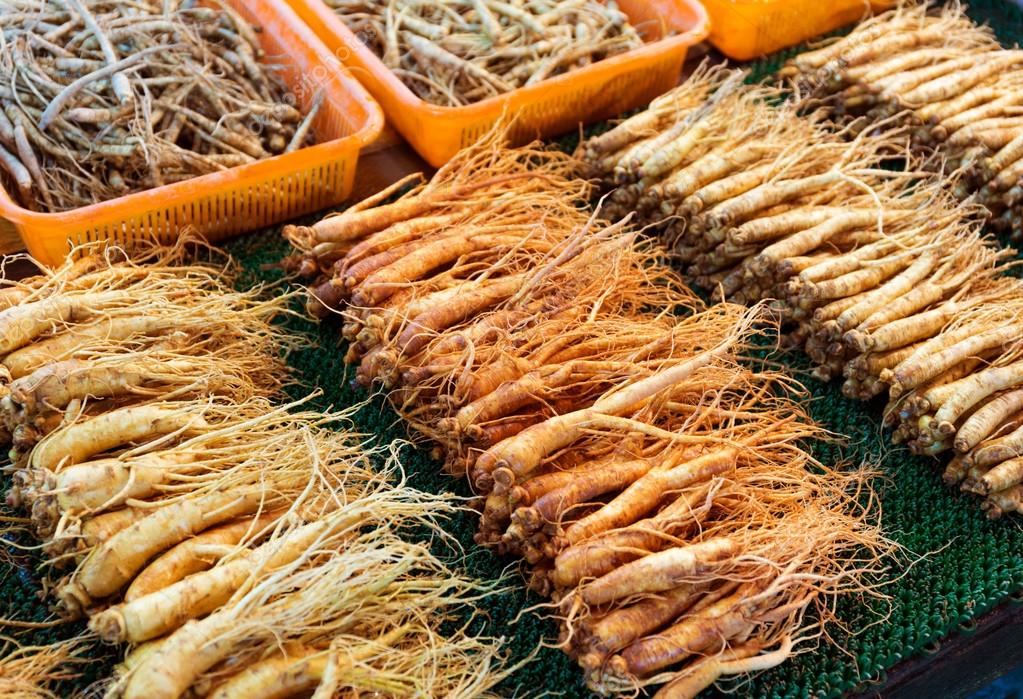 Ginseng sell in Korean market — Stock Photo 37414421