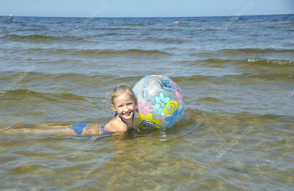 Девушки купаются в воде фото Девушки купаются в воде фото