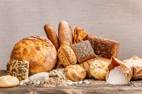 Different kinds of fresh bread — Stock Photo #18636515