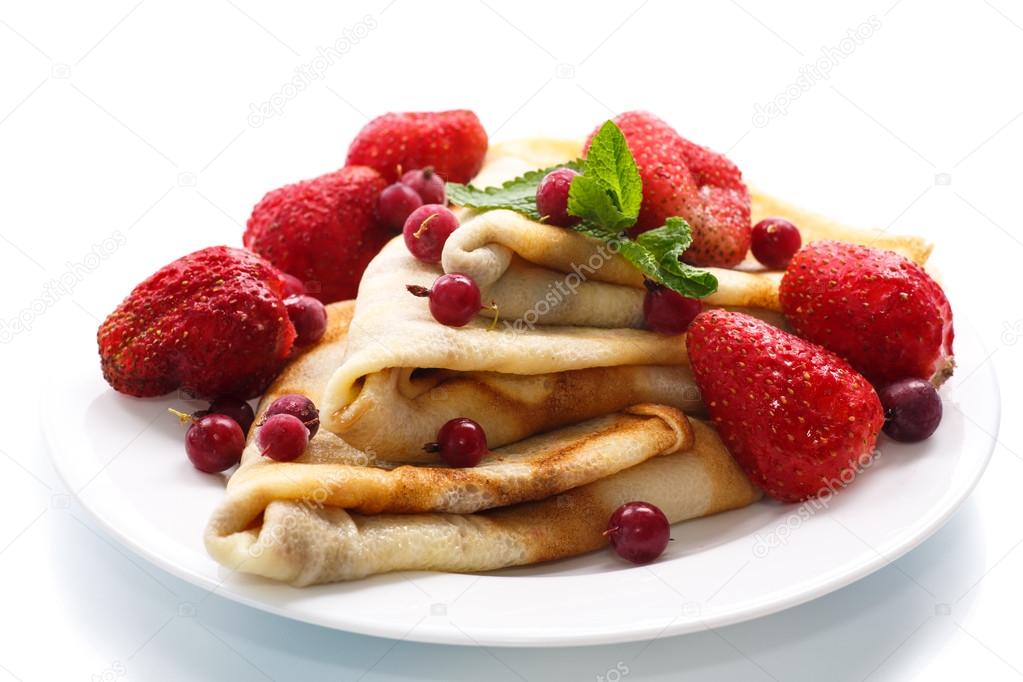 Блины с земляникой