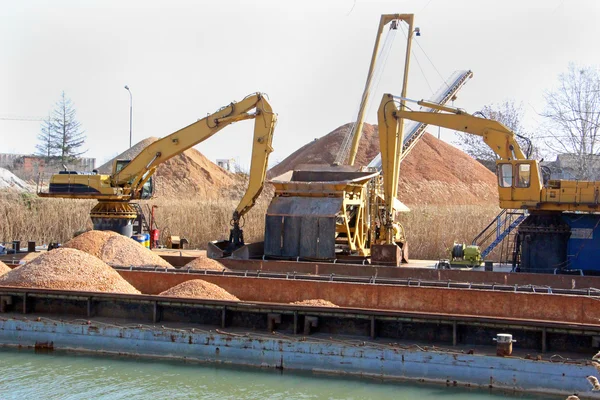 River port for loading of construction materials