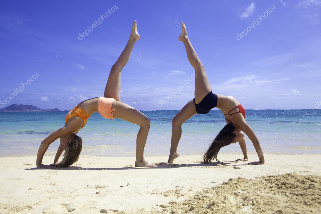 Imagenes Mujer Haciendo Yoga | dos chicas haciendo yoga en la playa foto de stock Imagenes Mujer Haciendo Yoga | dos chicas haciendo yoga en la playa foto de stock