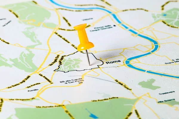 用图钉把钉在世界地图中 - 图库照片carenas1#