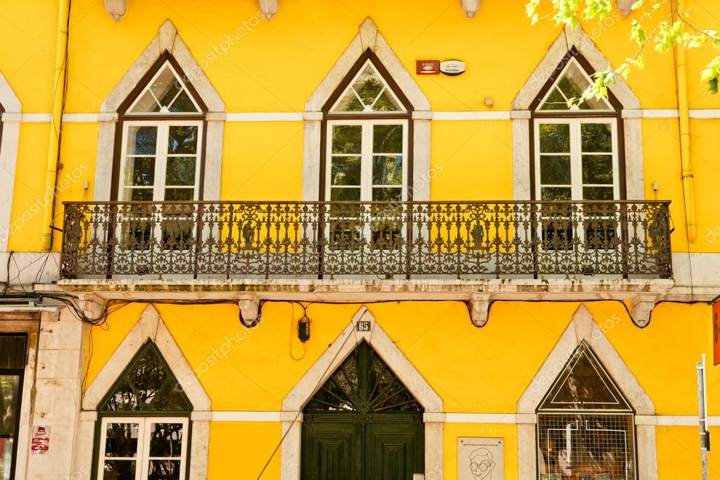 Ventana tradicional de lisboa. estilo portugués de la construcción ...