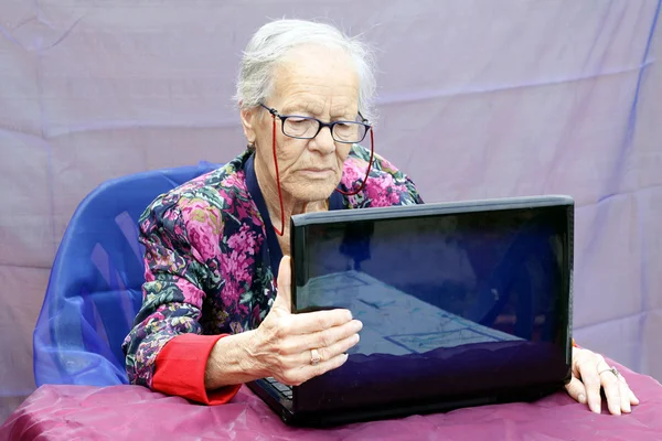 Grandmother consult the pc
