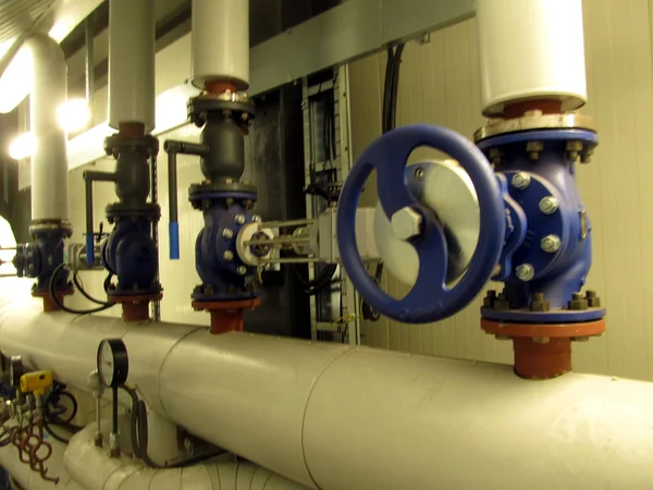 Pipelines and large valves