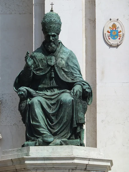 View of the statue of the pope Sykstus  V in front of the sanctu