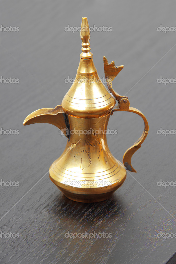 Dallah die traditionelle arabische kaffeekanne — stockfoto ...