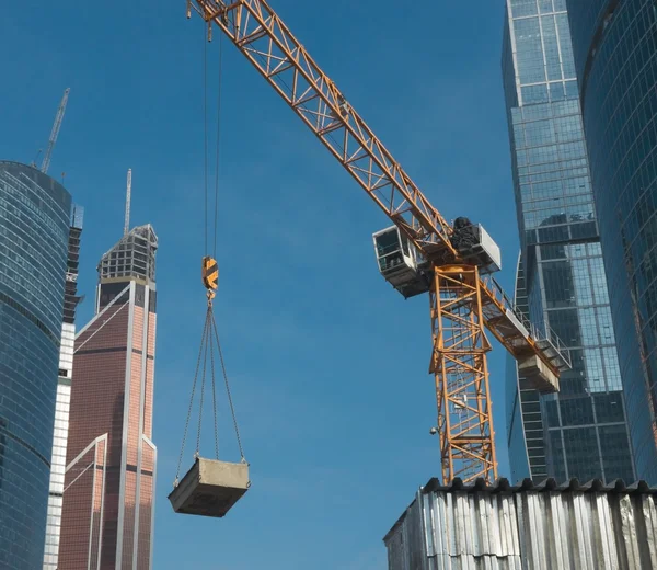 Lifting crane working