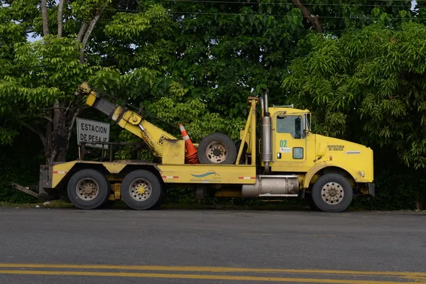 The truck on the road of Guajira Peninsula .