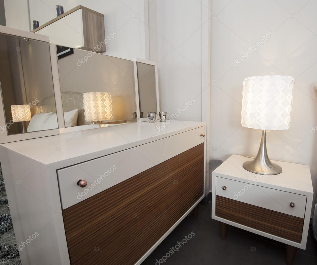 Sminkbord och spegel i visa rum — stockfotografi © paulvinten ...