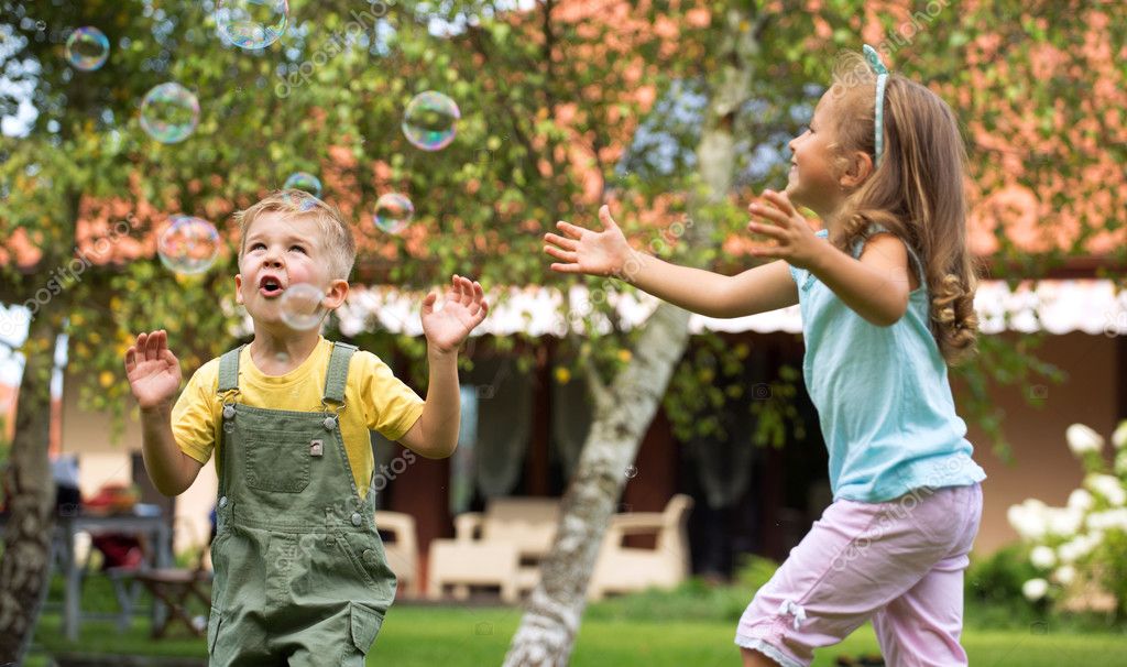 Resultado de imagem para crianças brincando no jardim