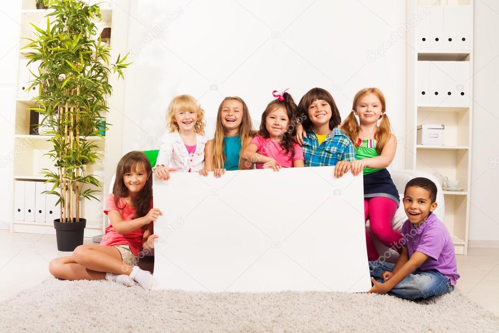 Kleuterschool reclame — stockfoto © serrnovik #32011223 Kleine kinderen woonkamer