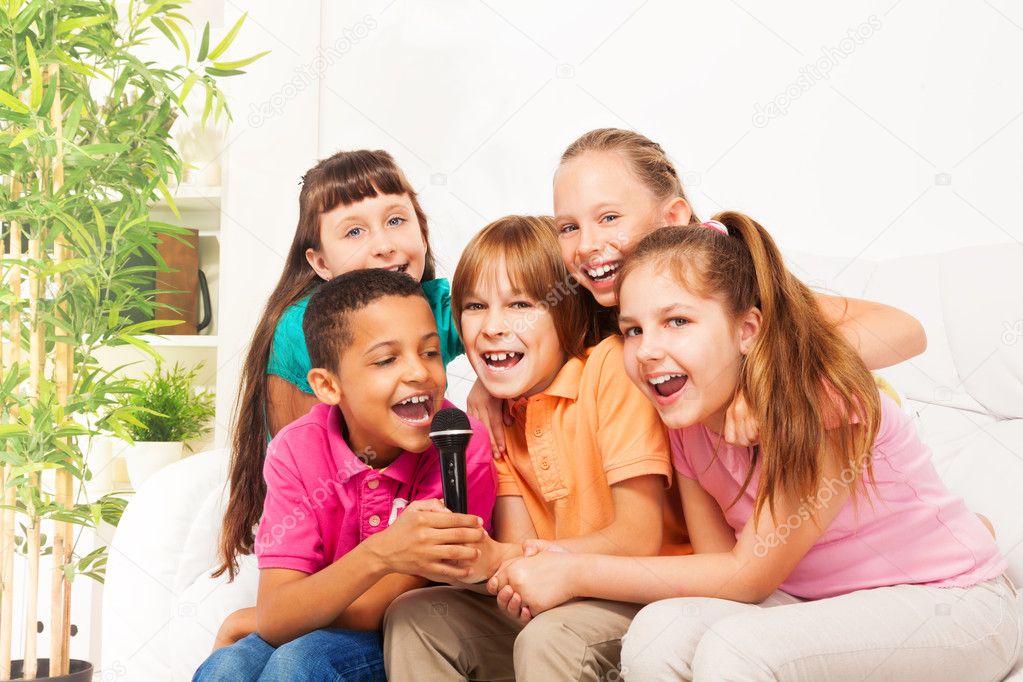 Zingen is leuk als het is groep van jonge geitjes — stockfoto ... Kleine kinderen woonkamer