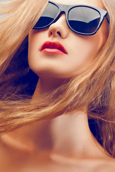 closeup beautiful woman portrait wearing sunglasses