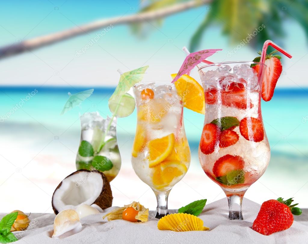 Summer drinks on the beach — Stock Photo © Kesu01 26130165