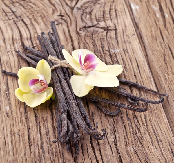 Vanilla sticks with a flower.