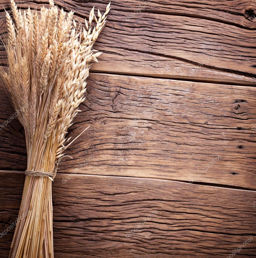 Spighe di grano sul vecchio tavolo di legno — foto stock ... Tavolo vecchio