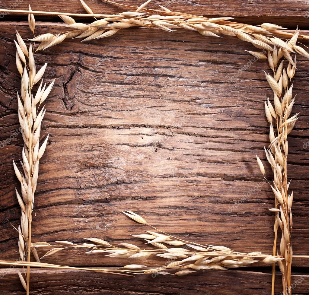 Spighe di grano fatto come cornice sul vecchio tavolo di legno ... Tavolo vecchio