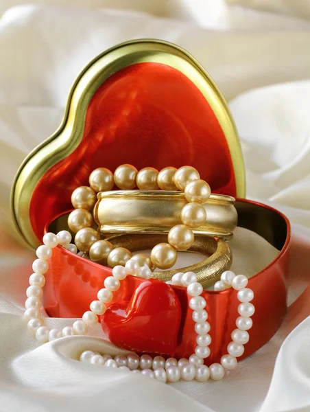 Gift box with gold and pearl jewelry