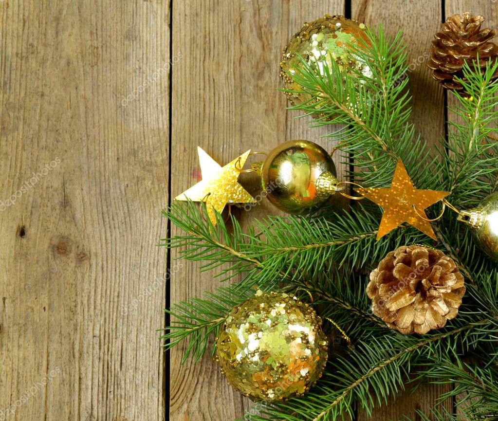 Rami di alberi di abete di natale verde con bellissime decorazioni ...