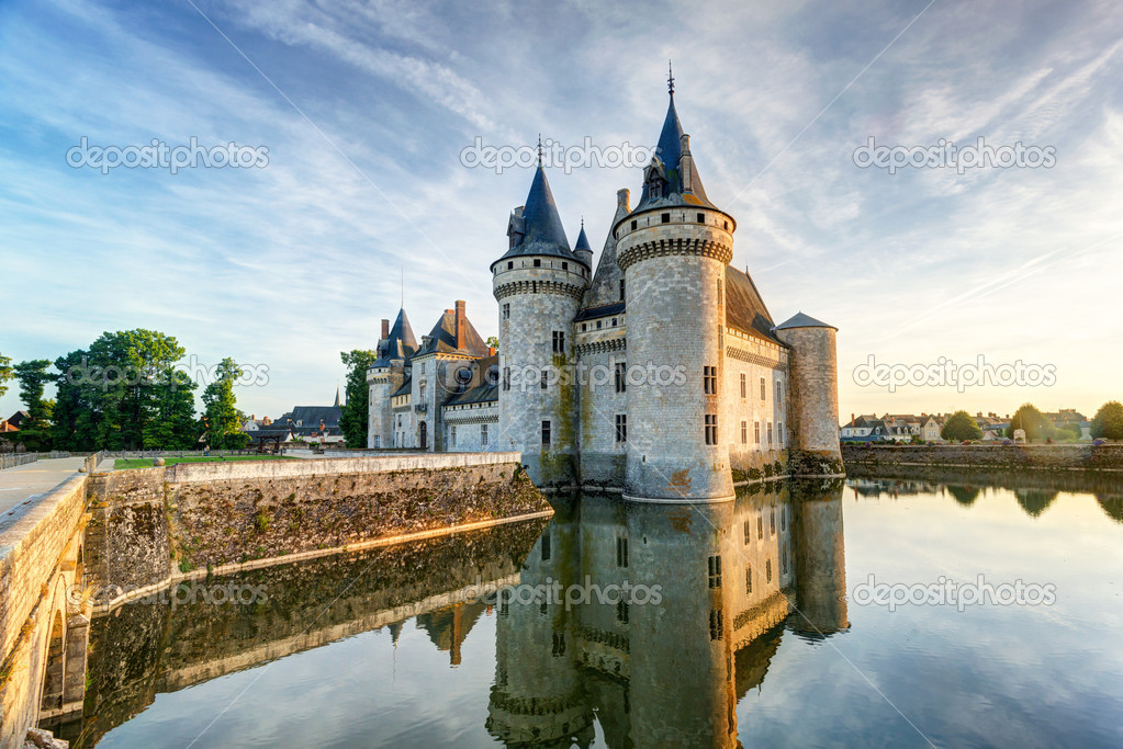 depositphotos_38340111-stock-photo-the-chateau-of-sully-sur.jpg