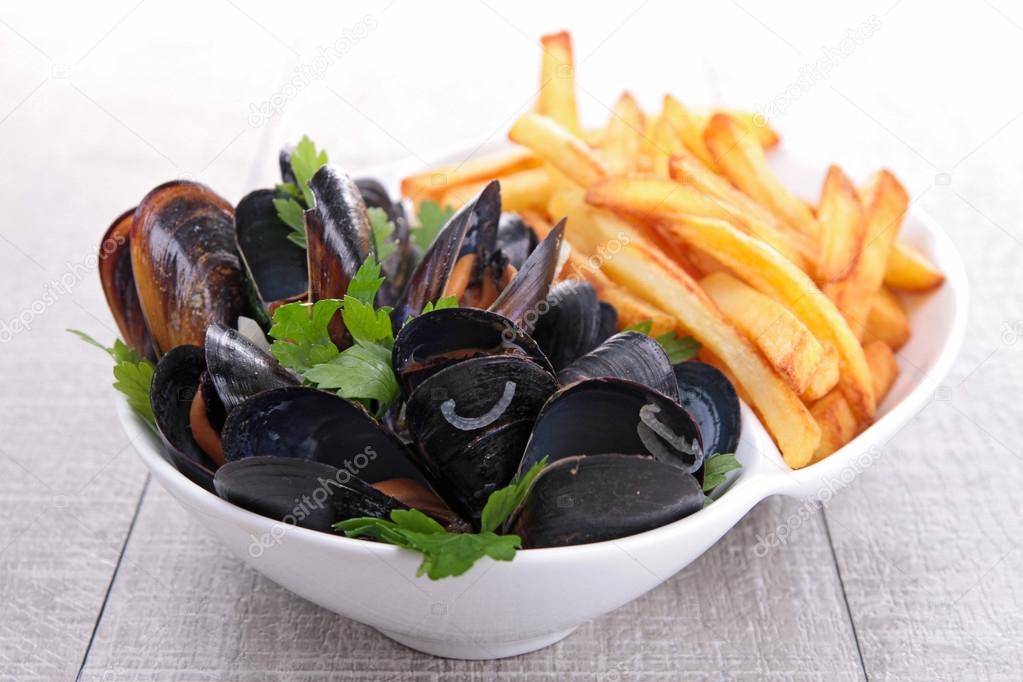 Mussels and french fries — Stock Photo © studioM 13758156