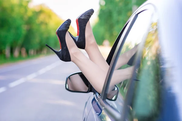车窗外穿高跟鞋的女人的腿 - 图库照片Len44ik