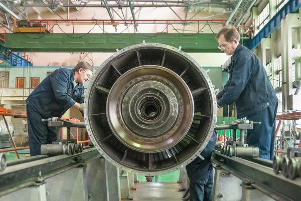 Workers assembly aviation engine