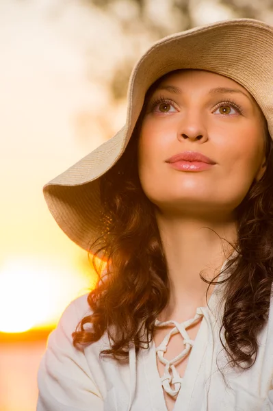 giovane e bella donna che indossa un cappello in luce tramonto — Foto Stock © HASLOO #28179423 - depositphotos_28179423-Young-and-beautiful-woman-wearing-a-hat-in-sunset-light