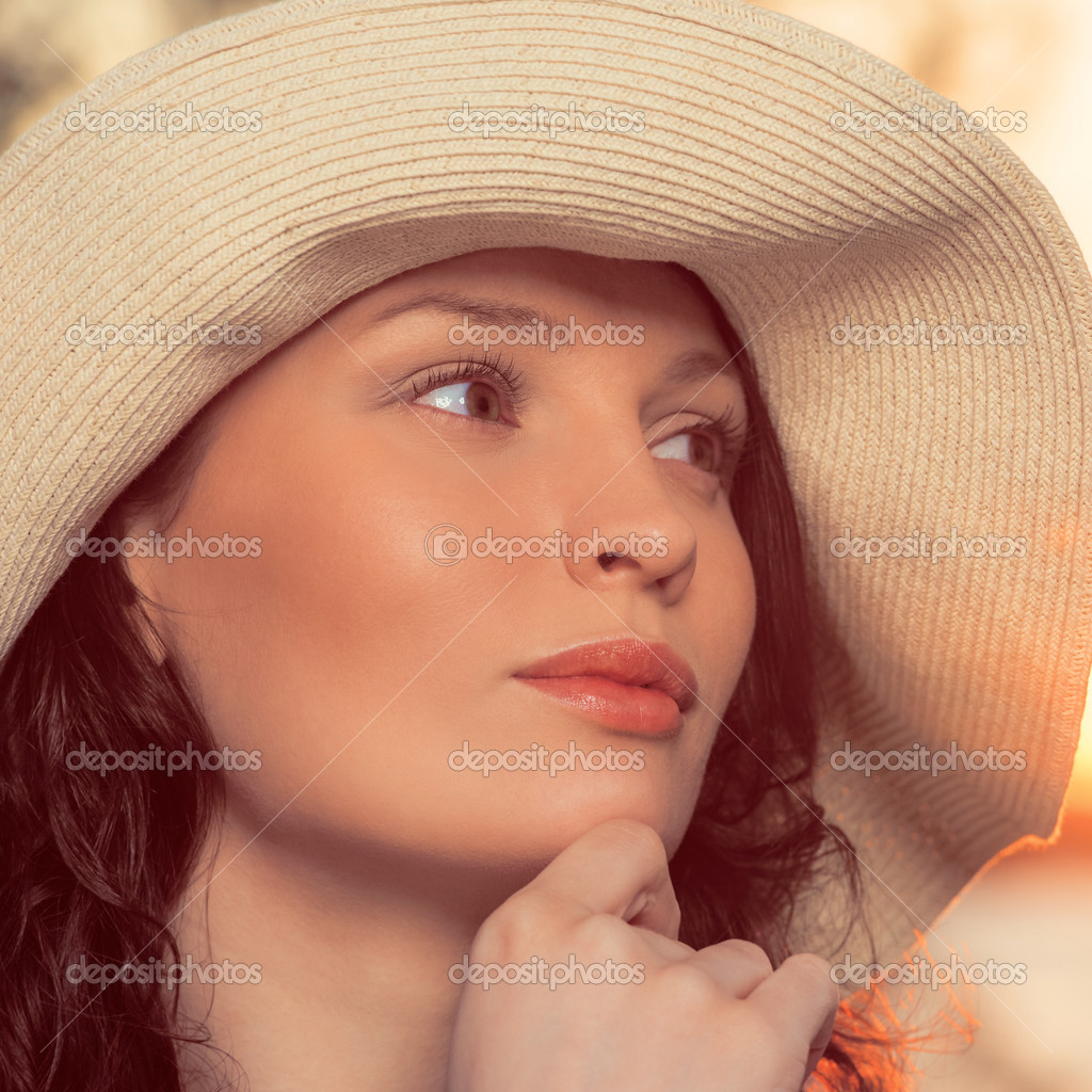 Giovane e bella donna che indossa un cappello in luce tramonto. foto filtro retrò – Immagini Stock - depositphotos_45371499-Young-and-beautiful-woman-wearing-a-hat-in-sunset-light