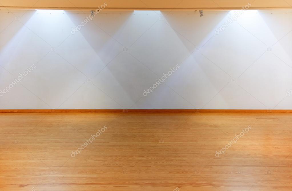 Pared blanca vacÃa con focos y piso de madera — foto de stock ... Diseño Madeira piso