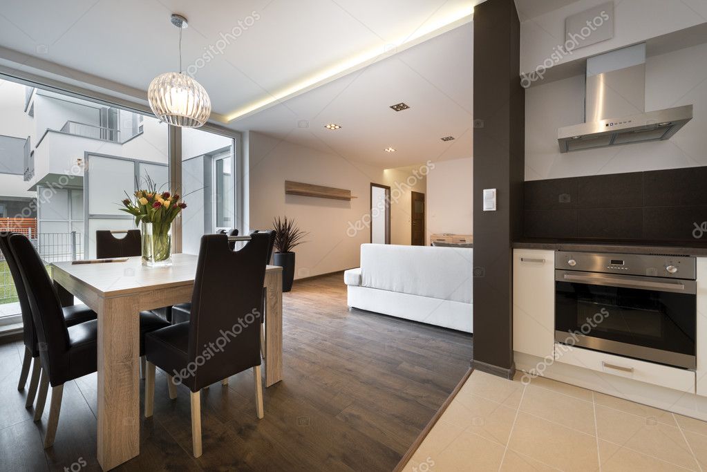Diseño interior moderno con mesa de comedor — foto de stock ... Diseño comedor cocina
