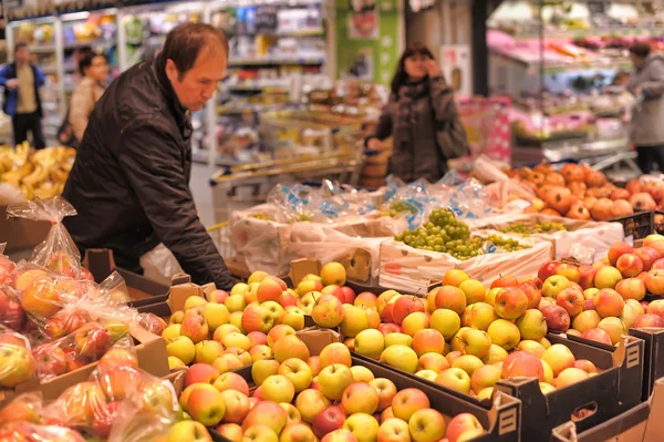 People buying fruits